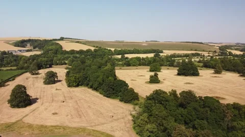 Transverse flight over dry harvested fields in Wiltshire.  High summer 库存影片 339496351