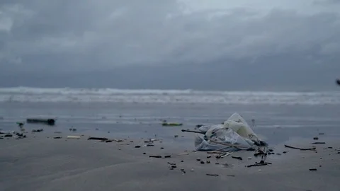 Trash on the beach, plastic in the background the ocean 库存影片 126969082