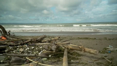 Trash on the beach, plastic in the background the ocean 库存影片 126976509