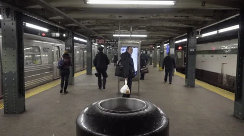 Trash can on subway platform at West 4th Street train station in 4K NYC 库存影片 59840714