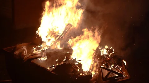 Trash cans burn at night Video stock 127926842