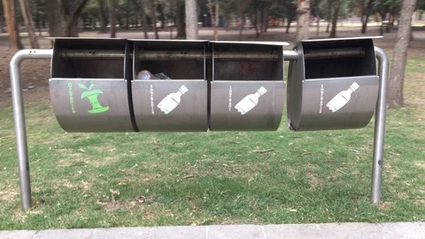 Trash cans in the park Video stock 85583511