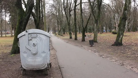 Trash container at the city park 스톡 동영상 124008762