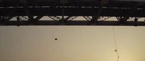 Trash, garbage, plastic bag pollutes the holy river Ganges in Varanasi, India Vídeos de archivo 138821733