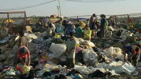 Trash pickers collect garbage in an open dump site Video stock 8535270