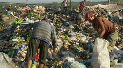 Trash pickers collect garbage in an open dump site Video stock 10572155