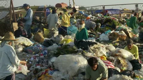 Trash pickers collect garbage in an open dump site Video stock 10572194