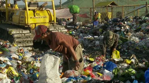Trash pickers collect garbage in an open dump site Video stock 10572283