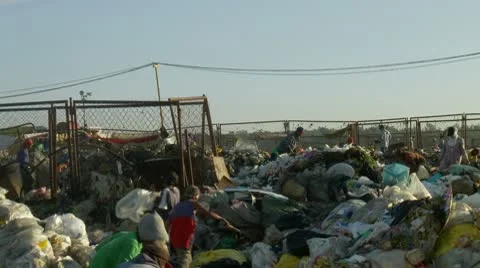 Trash pickers collect garbage in an open dump site Video stock 10572351