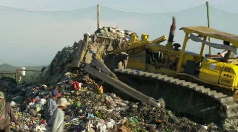 Trash pickers collect garbage in an open dump site Video stock 10572461