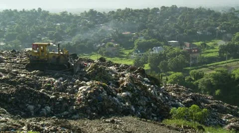 Trash pickers collect garbage in an open dump site Video stock 10572573