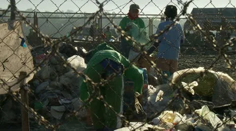 Trash pickers collect garbage in an open dump site Video stock 10572609