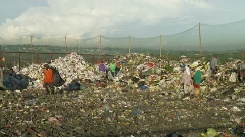 Trash pickers collect garbage in an open dump site Video stock 10572964