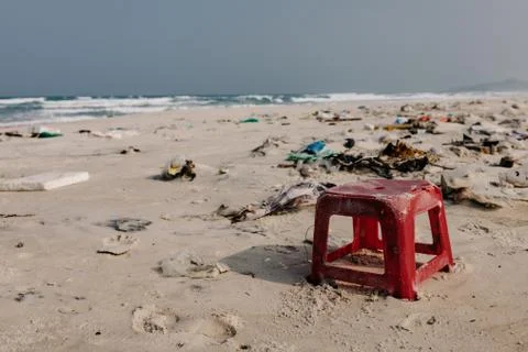 Trash on the sea beach. ecological problem. Environmental pollution. 库存照片