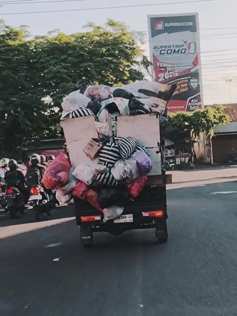 The trash truck Video stock 320529120