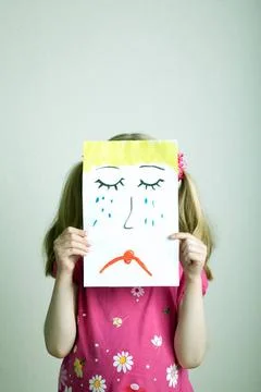  Traurig Blondes Mädchen mit Maske mit gemaltem traurigen Gesichtsausdruck.. Stock Photos