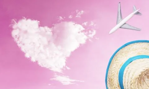 Travel accessories objects with love cloud pink sky for travel concept Foto stock