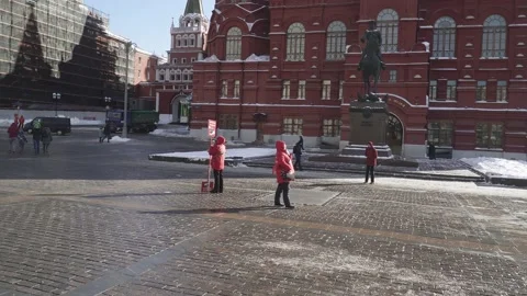 Travel agents are calling for an excursion to Manezhnaya Square Stock-Footage 149204026