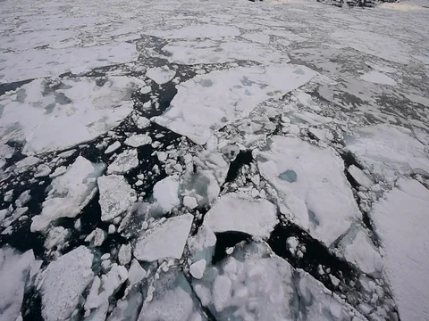 Travel In the ice , Arctic Stockbeeldmateriaal 81305141