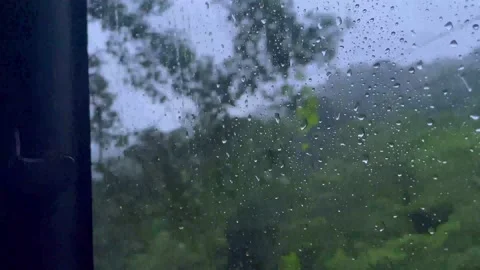 Travel in the rain Vídeo Stock 223347693