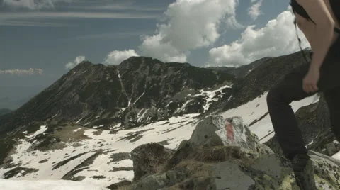 Traveler in the mountains reaching the top. Blackmagic 4k 库存影片 64351453