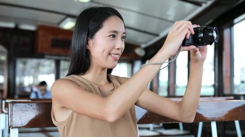 Traveler taking photo with digital camera on ferry in Hong Kong Vídeos de archivo 80263853