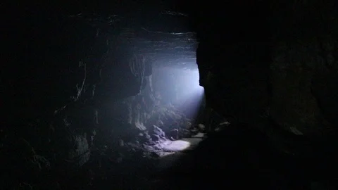 Travelers explore the dark cave 스톡 동영상 103183063