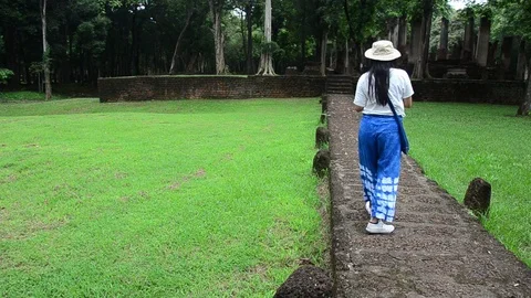 Travelers thai woman walking and visit Kamphaeng Phet Historical Park Stock Footage