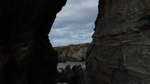 Traveling in a cave Vídeo Stock 149147261