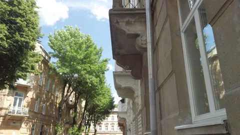 Traveling old town. Old house at center of city, view on old center street 스톡 동영상 138812853