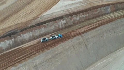 Traveling for pick up Bottom Dump Trailer (aka Belly Dump or Clam Dump)  Vídeos de archivo 153808666