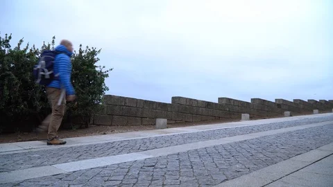 Traveller in Porto Video stock 128671964