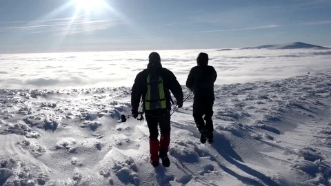 Travellers With Backpacks Make a Winter Hike Above the Clouds With a View of Vídeo Stock 71208699