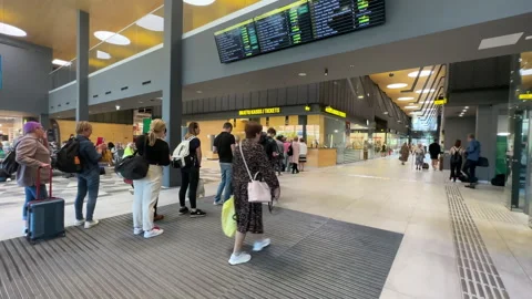 Travellers queuing inside of bus station for tickets. Видео 279326384
