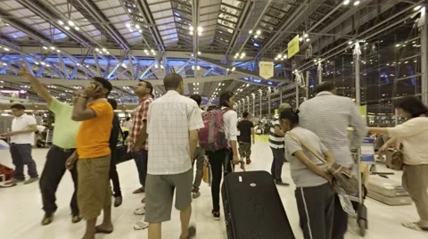 Travellers scurrying through checkin area at Suvarnabhumi International Airpo Видео 67238944