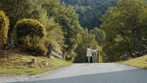 Travellers with suitcases using map in Alpine village Video stock 119860844