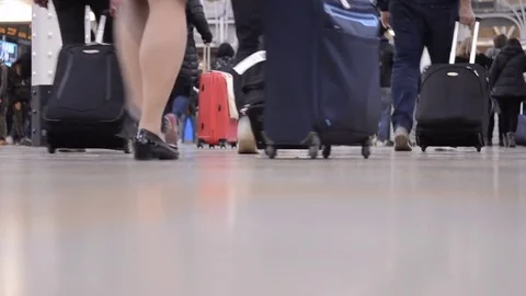 Travelling with suitcase Vídeos de archivo 83368722