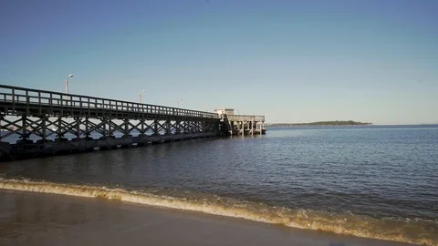 Travelling under the Punta del Este boardwalk. Uruguay Vídeo Stock 118044917