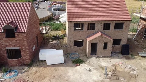 Traversing left to right view of new build houses under construction on a Vídeos de archivo 202298287