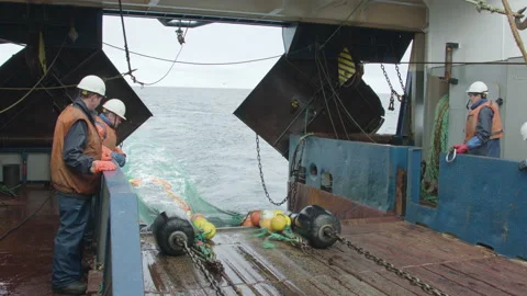 Trawler lifts the trawl. Vidéo 155241566