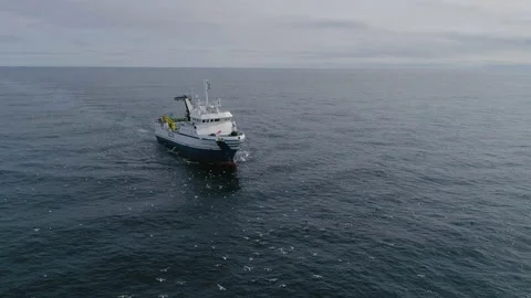 Trawler lifts the trawl. Vidéo 155436337