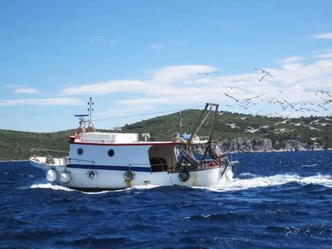 Trawler returning to port Foto stock
