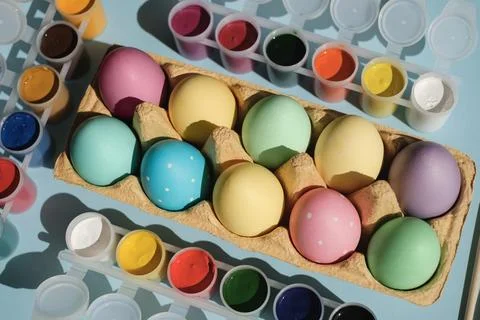A tray with colored multicolored Easter eggs with a dot Foto stock