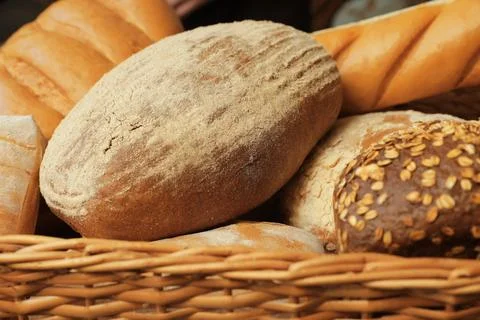 Tray with different freshly baked breads, closeup Foto stock