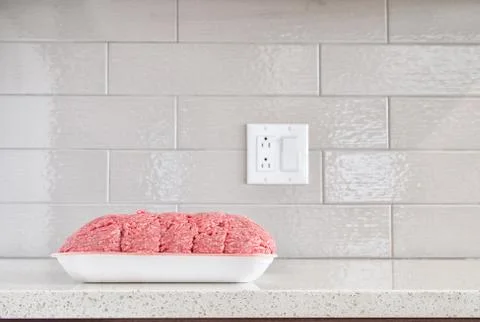 A tray of fresh lean ground beef from supermarket on kitchen counter top Foto stock