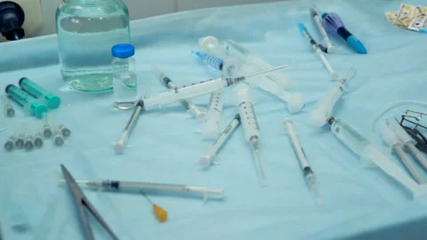 A tray full of syringes and jars with balanced salt solution. Video stock 85471284