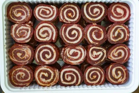 Tray of Rolled Meat with Spiral Pattern Stock-Fotos