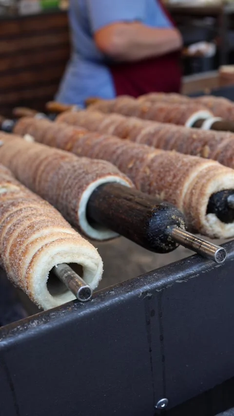 Trdelnik pastry baking on grill Vídeo Stock 331811999