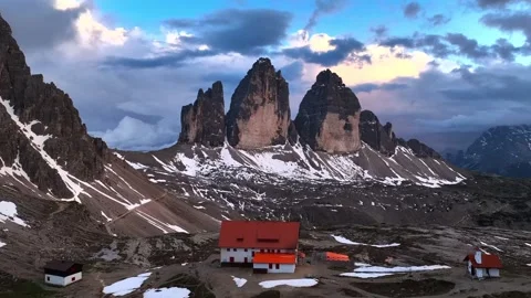Tre Chime di Lava redo mountain peaks at sunset with alpine hut . Stockbeeldmateriaal 342576893