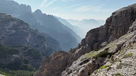 Tre Cime di Lavaredo – 4K Drone Flies Over Couple Admiring Iconic Dolomites Vídeo Stock 336761469